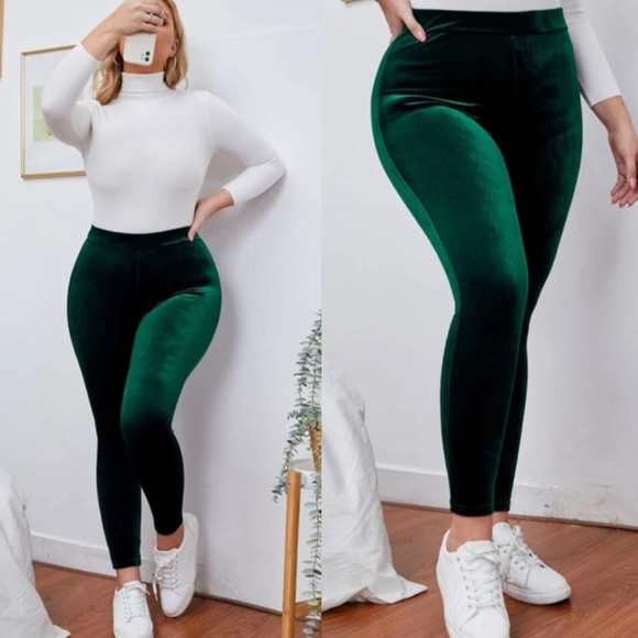 Plus size luxe holiday velvet leggings - Picture 5 of 10